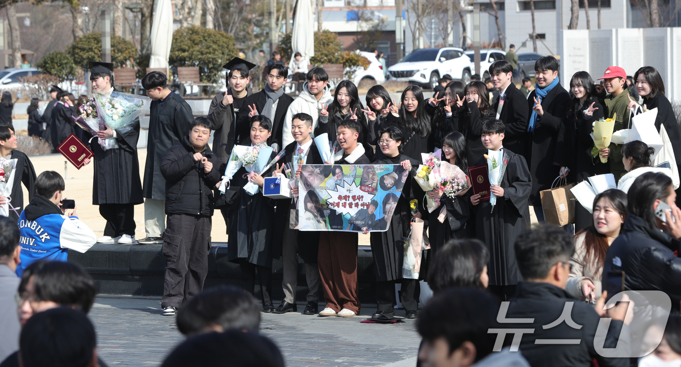 (전주=뉴스1) 유경석 기자 = 전북대학교 2024학년도 전기 학위수여식이 열린 21일 전북자치도 전주시 전북대 문회루에서 졸업생들이 친구들과 기념사진을 찍고 있다. 2025.2. …