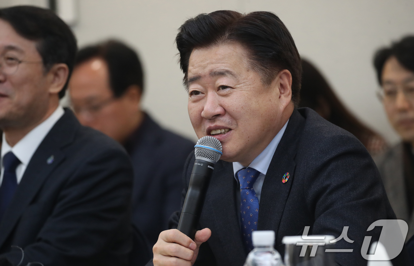 (서귀포=뉴스1) 오현지 기자 = 오영훈 제주도지사가 21일 오전 제주국제컨벤션센터에서 열린 2025 APEC 교육장관회의 계기 글로벌 교육협력을 위한 제주간담회에서 환영사를 하고 …