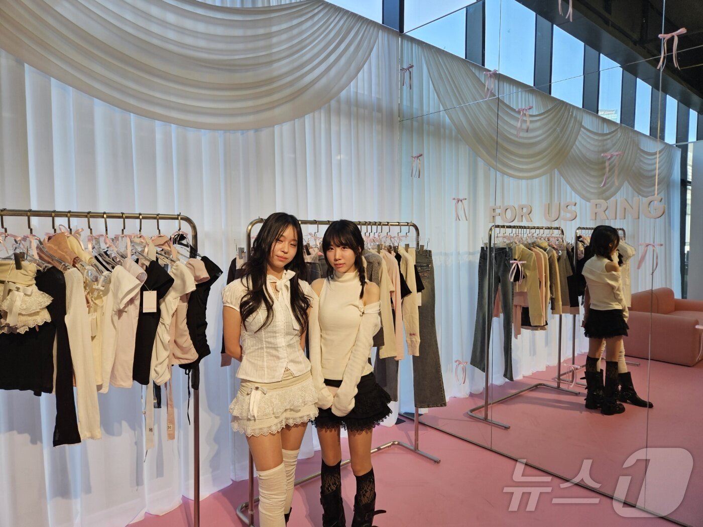 본문 이미지 - 무신사가 21일 서울 성수동 소재 무신사 테라스 성수에서 '무신사 MNFS 우수 장학생 브랜드 팝업 스토어'를 열었다. 장채원(왼쪽), 나예원 포어링 대표.ⓒ 뉴스1/김진희 기자.