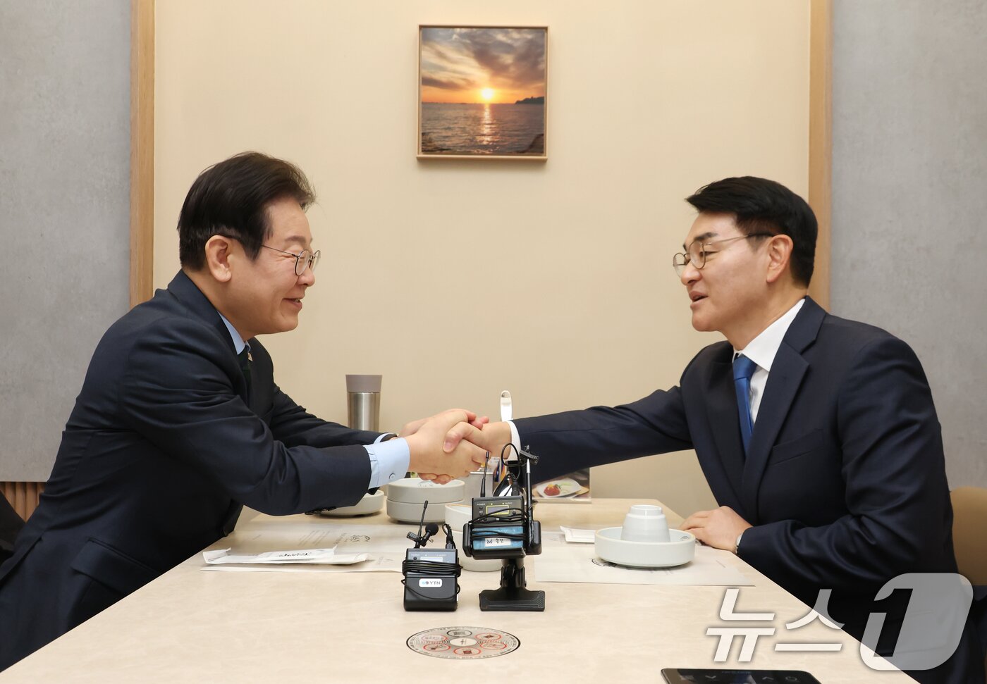본문 이미지 - 이재명 더불어민주당 대표와 박용진 전 의원이 21일 서울 여의도의 한 식당에서 만나 악수하고 있다. (공동취재) 2025.2.21/뉴스1 ⓒ News1 안은나 기자