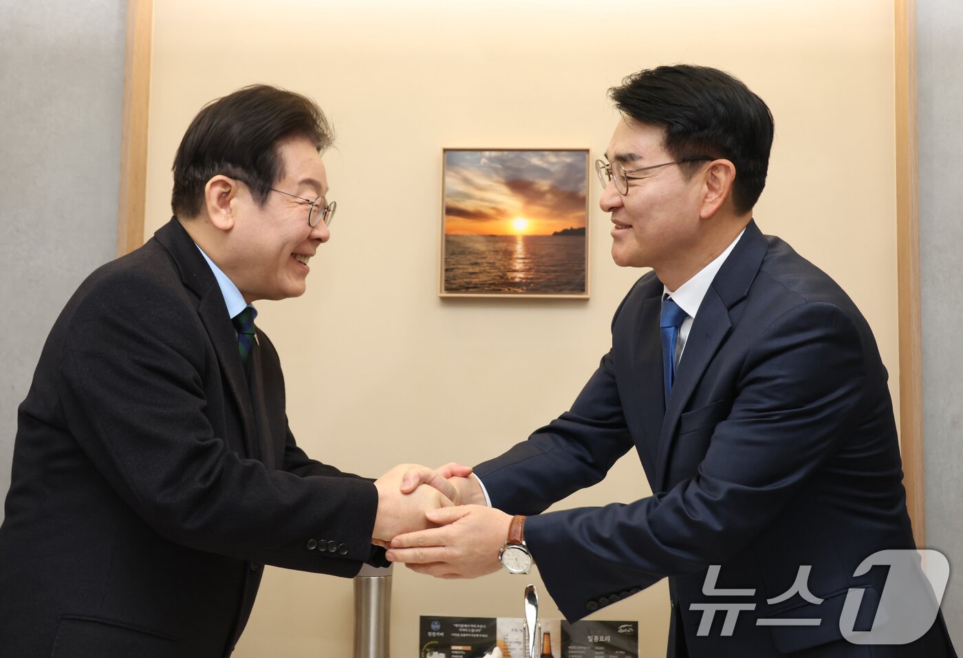 본문 이미지 - 이재명 대통령이 더불어민주당 대표 시절 박용진 전 의원과 서울 여의도의 한 식당에서 만나 악수를 하고 있다. (공동취재) 2025.2.21 ⓒ 뉴스1 안은나 기자