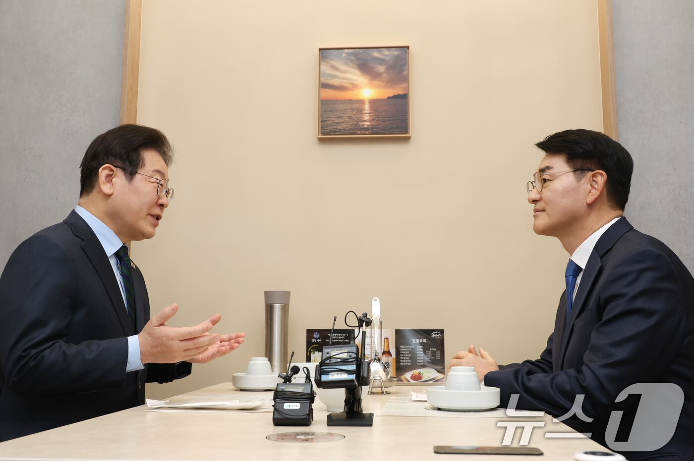 본문 이미지 - 이재명 더불어민주당 대표와 박용진 전 의원이 21일 서울 여의도의 한 식당에서 만나 대화를 하고 있다. (공동취재) 2025.2.21/뉴스1 ⓒ News1 안은나 기자