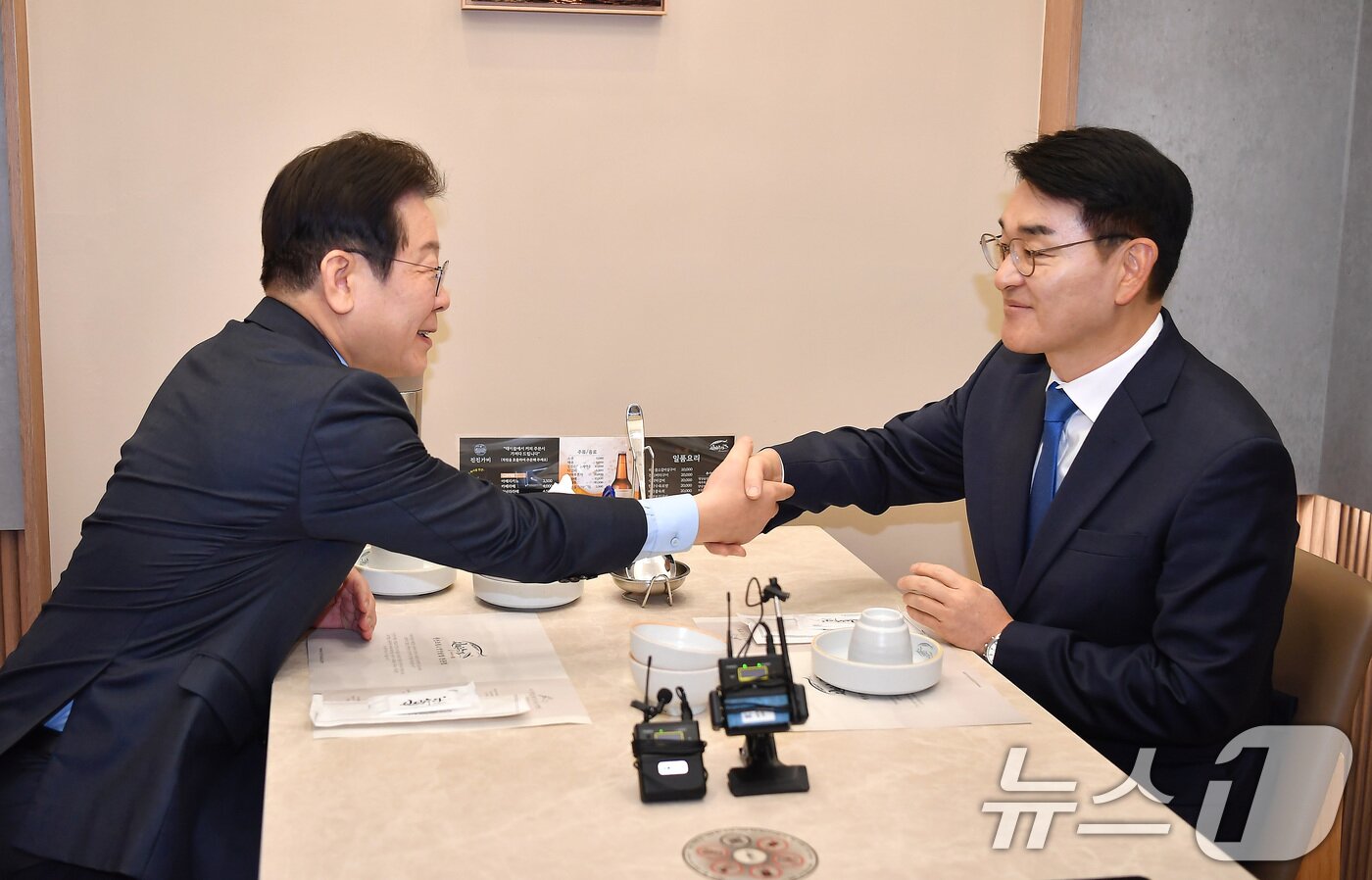 본문 이미지 - 이재명 더불어민주당 대표와 박용진 전 의원이 21일 서울 여의도의 한 식당에서 만나 악수를 하고 있다. (공동취재) 2025.2.21/뉴스1 ⓒ News1 안은나 기자