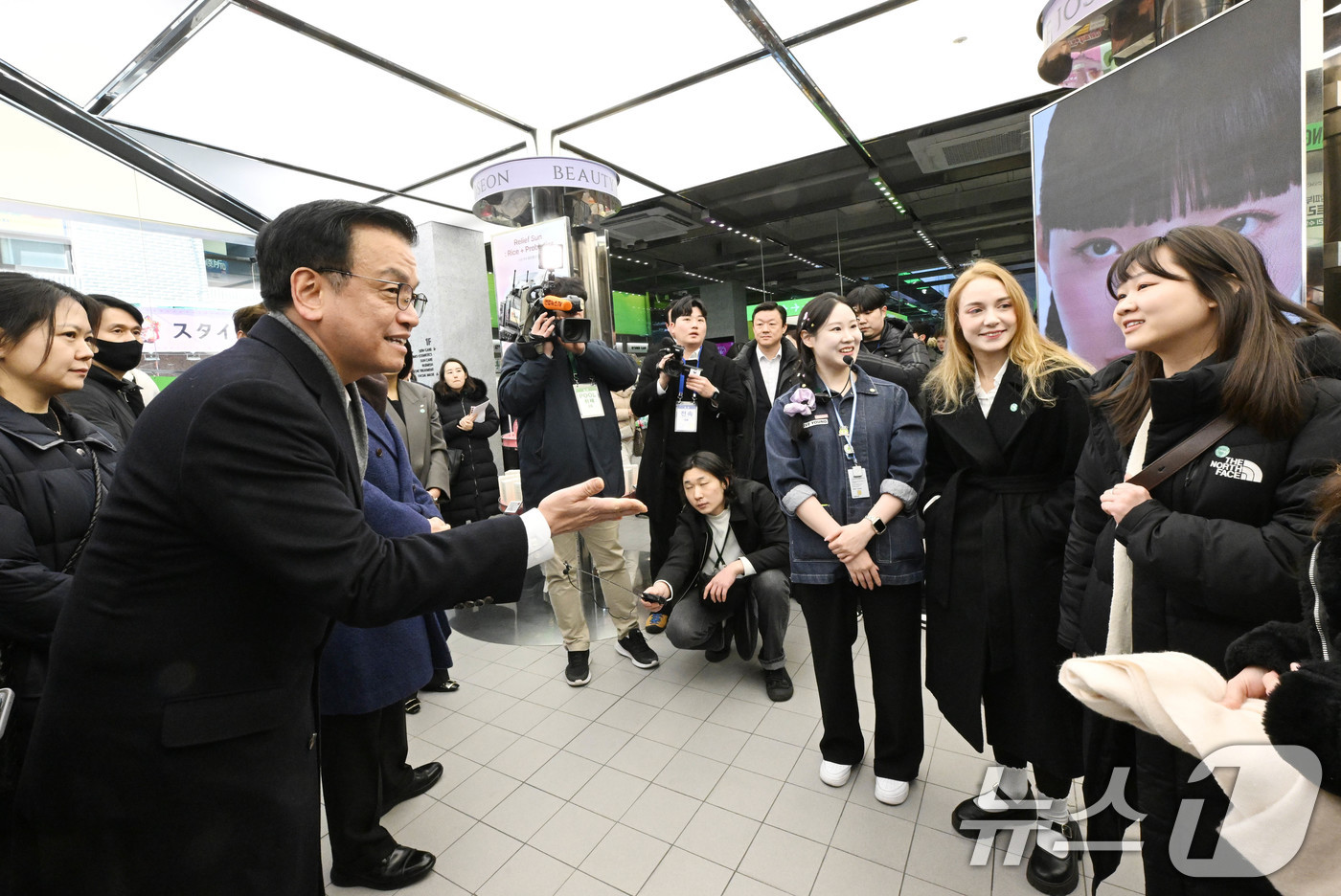 (서울=뉴스1) = 최상목 대통령 권한대행 부총리 겸 기획재정부 장관이 21일 서울 중구 명동을 방문, 외국 방한관광 현장을 점검하고 있다. (기획재정부 제공. 재판매 및 DB 금 …