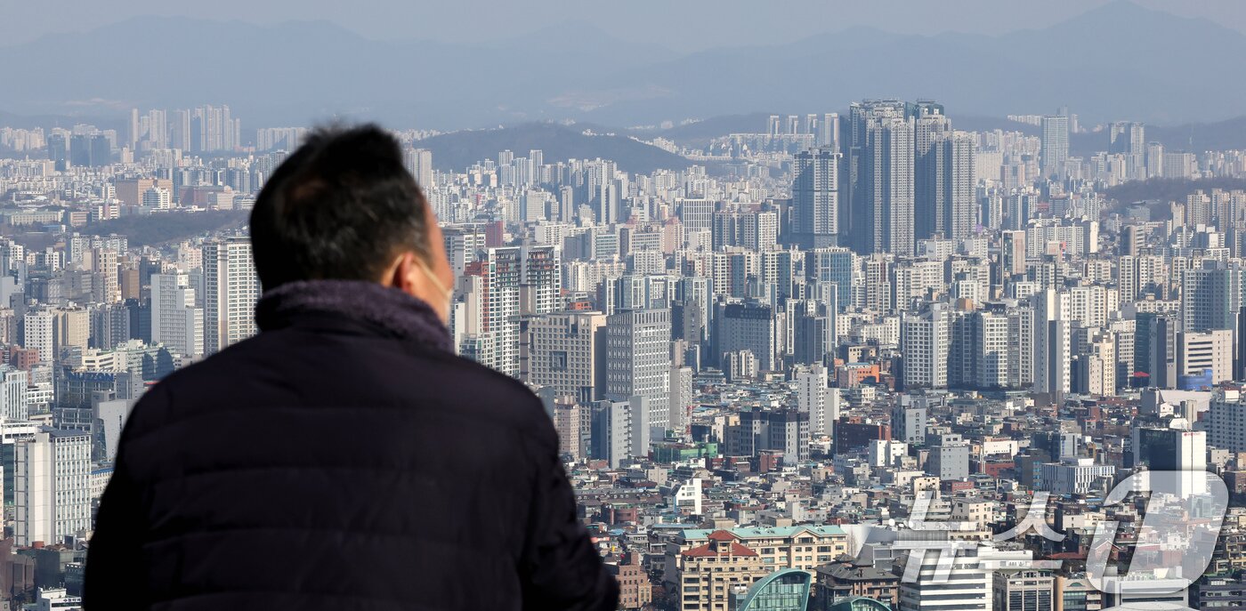 본문 이미지 - 서울 남산을 찾은 관광객이 아파트 단지를 바라보고 있다. 2025.2.21/뉴스1 ⓒ News1 장수영 기자