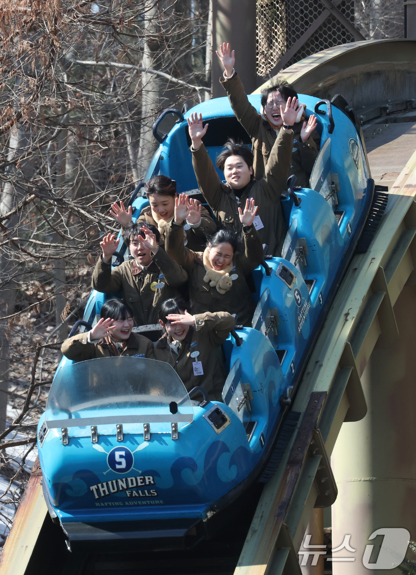 (용인=뉴스1) 김영운 기자 = 21일 경기 용인시 처인구 에버랜드에서 직원들이 썬더폴스 운영에 앞서 시운전을 하고 있다.겨울철 운행을 중단했던 썬더폴스는 이날부터 재가동한다. 2 …