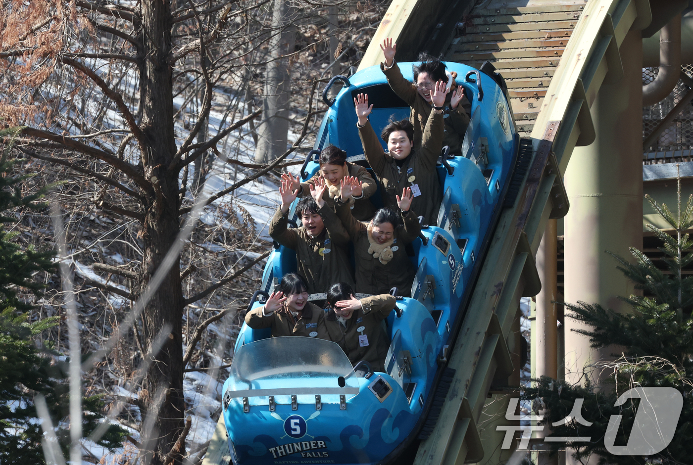 (용인=뉴스1) 김영운 기자 = 21일 경기 용인시 처인구 에버랜드에서 직원들이 썬더폴스 운영에 앞서 시운전을 하고 있다.겨울철 운행을 중단했던 썬더폴스는 이날부터 재가동한다. 2 …