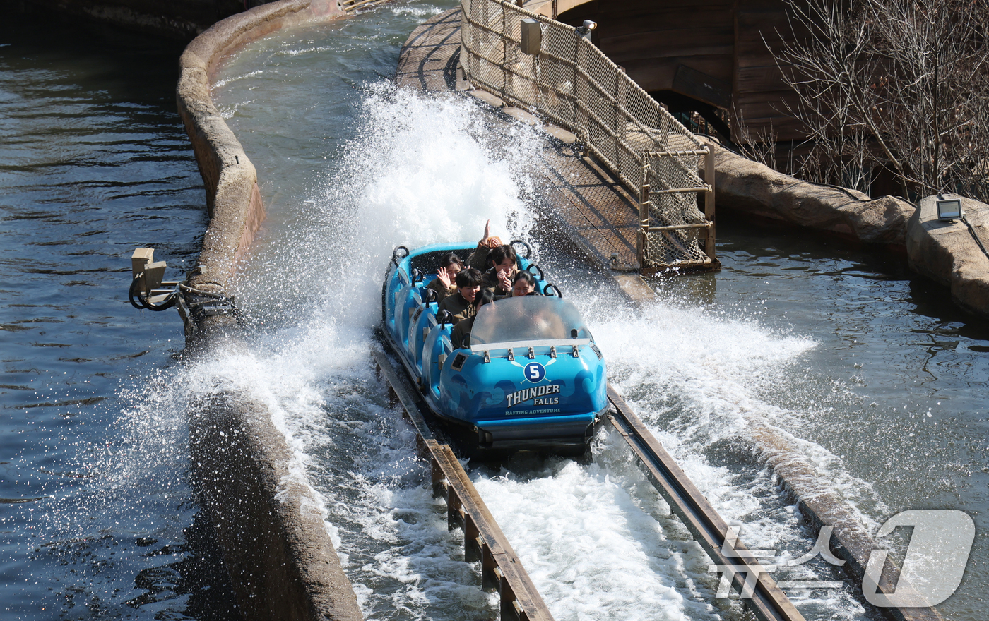 (용인=뉴스1) 김영운 기자 = 21일 경기 용인시 처인구 에버랜드에서 직원들이 썬더폴스 운영에 앞서 시운전을 하고 있다.겨울철 운행을 중단했던 썬더폴스는 이날부터 재가동한다. 2 …