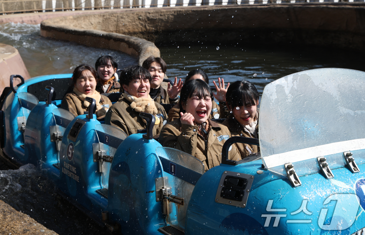 (용인=뉴스1) 김영운 기자 = 21일 경기 용인시 처인구 에버랜드에서 직원들이 썬더폴스 운영에 앞서 시운전을 하고 있다.겨울철 운행을 중단했던 썬더폴스는 이날부터 재가동한다. 2 …