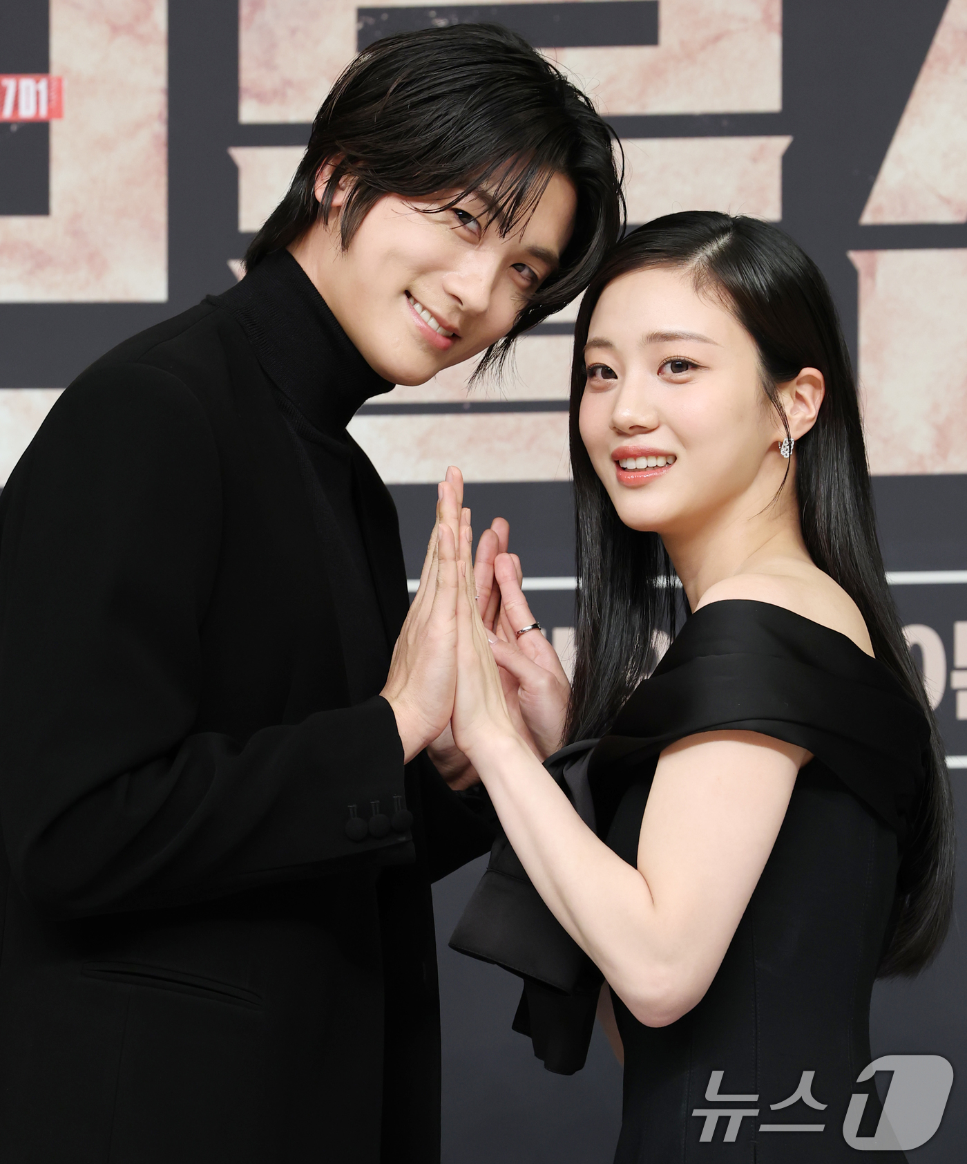 (서울=뉴스1) 권현진 기자 = 배우 박형식과 홍화연(오른쪽)이 21일 오후 서울 양천구 목동 SBS에서 열린 SBS 새 금토드라마 '보물섬' 제작발표회 참석해 포즈를 취하고 있다 …