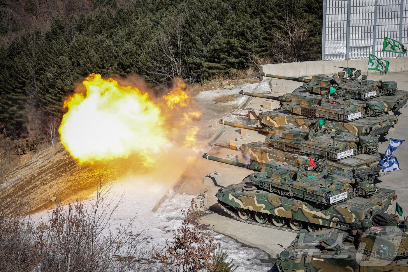 본문 이미지 - 혹한기 훈련에 나선 육군 제11기동사단 천리마대대가 21일 강원 홍천 일대에서 K2 전차 전투사격을 실시하고 있다. (11사단 제공, 재판매 및 DB금지) 2025.2.21/뉴스1 ⓒ News1 한귀섭 기자