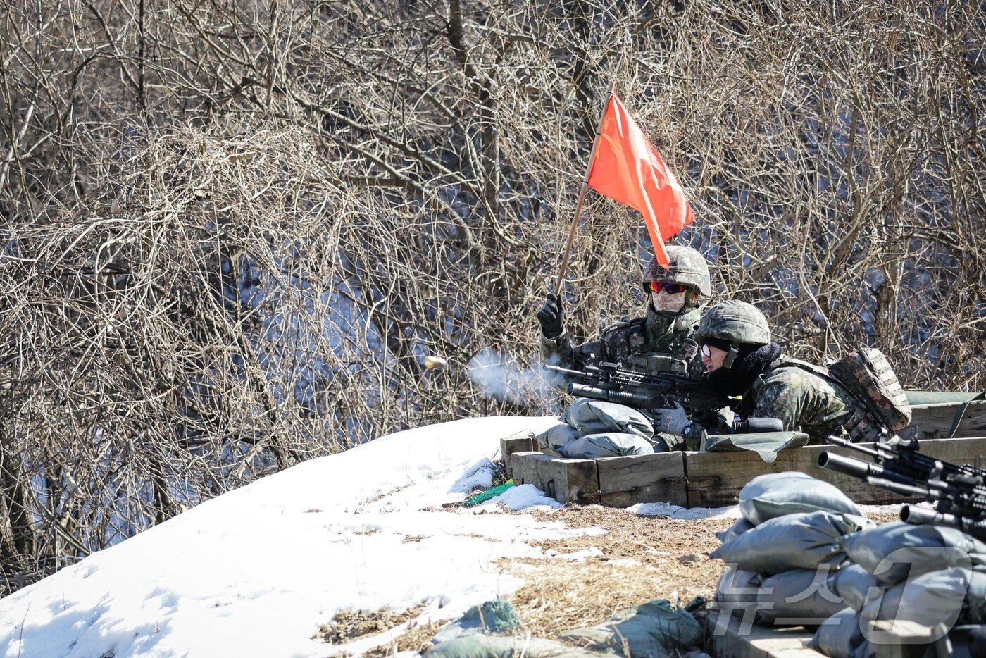 본문 이미지 - 혹한기 훈련에 나선 육군 제11기동사단 천리마대대 장병이 강원 홍천 일대에서 K201 유탄발사기 사격을 하고 있다. &#40;11사단 제공, 재판매 및 DB금지&#41; 2025.2.21/뉴스1 ⓒ News1 한귀섭 기자