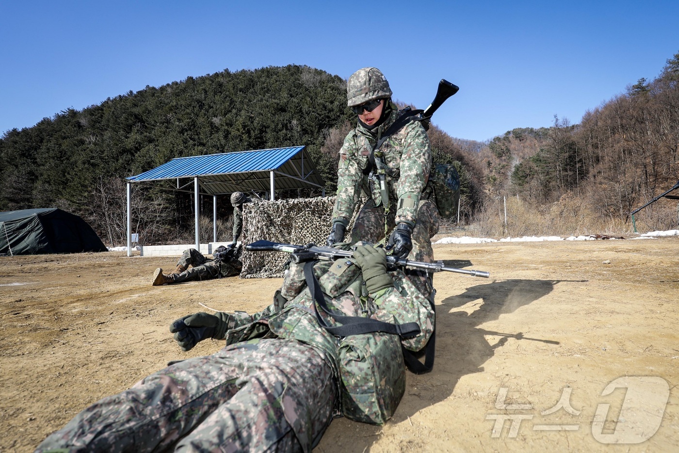 (홍천=뉴스1) 한귀섭 기자 = 혹한기 훈련에 나선 육군 제11기동사단 의무대대 장병이 21일 강원 홍친 일대에서 전투부상자처치 훈련에서 다리에 부상을 입은 환자에게 지혈대를 활용 …
