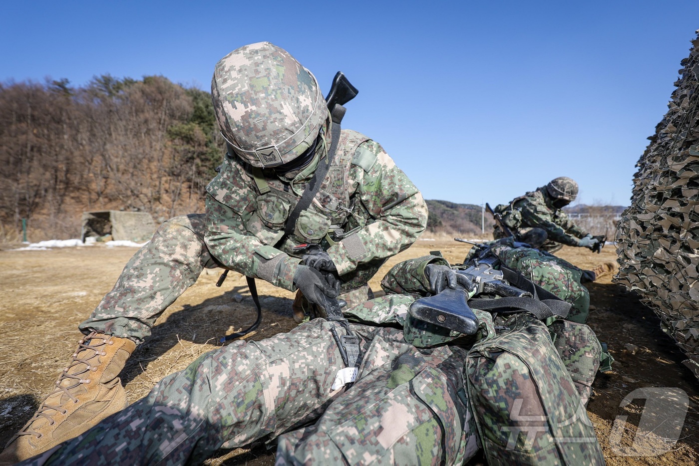 (홍천=뉴스1) 한귀섭 기자 = 혹한기 훈련에 나선 육군 제11기동사단 의무대대 장병이 21일 강원 홍천 일대에서 전투부상자처치 훈련 중 다리에 부상을 입은 환자에게 지혈대를 활용 …