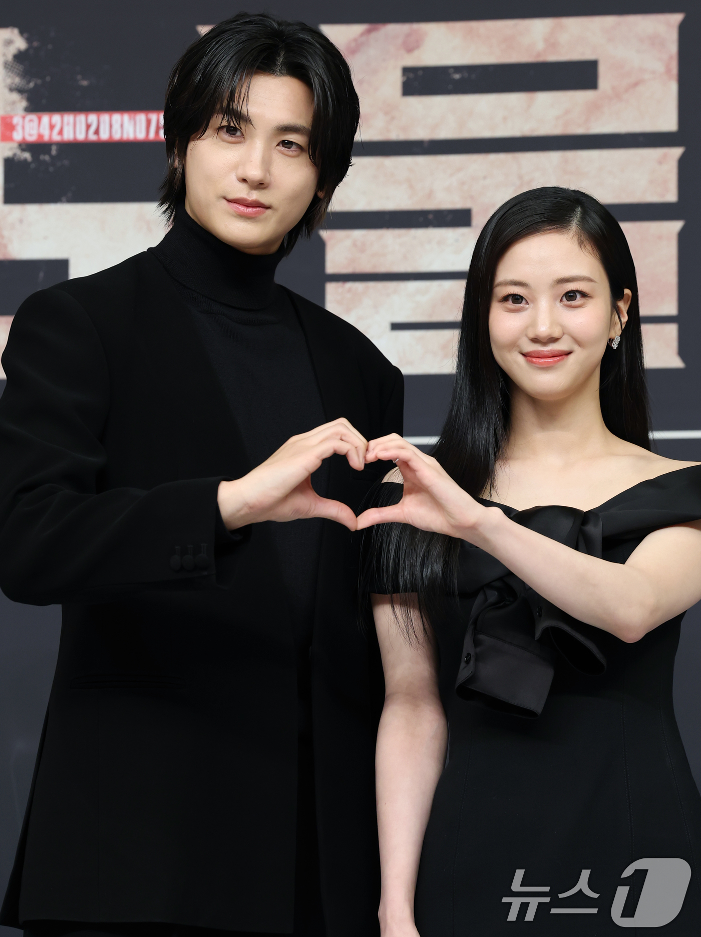 (서울=뉴스1) 권현진 기자 = 배우 박형식과 홍화연(오른쪽)이 21일 오후 서울 양천구 목동 SBS에서 열린 SBS 새 금토드라마 '보물섬' 제작발표회 참석해 포즈를 취하고 있다 …