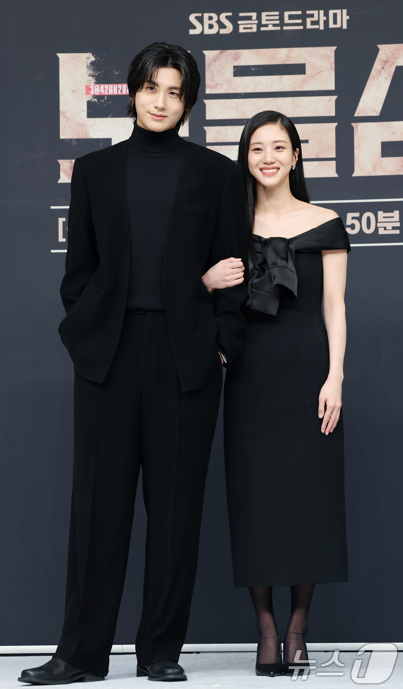 (서울=뉴스1) 권현진 기자 = 배우 박형식과 홍화연(오른쪽)이 21일 오후 서울 양천구 목동 SBS에서 열린 SBS 새 금토드라마 '보물섬' 제작발표회 참석해 포즈를 취하고 있다 …