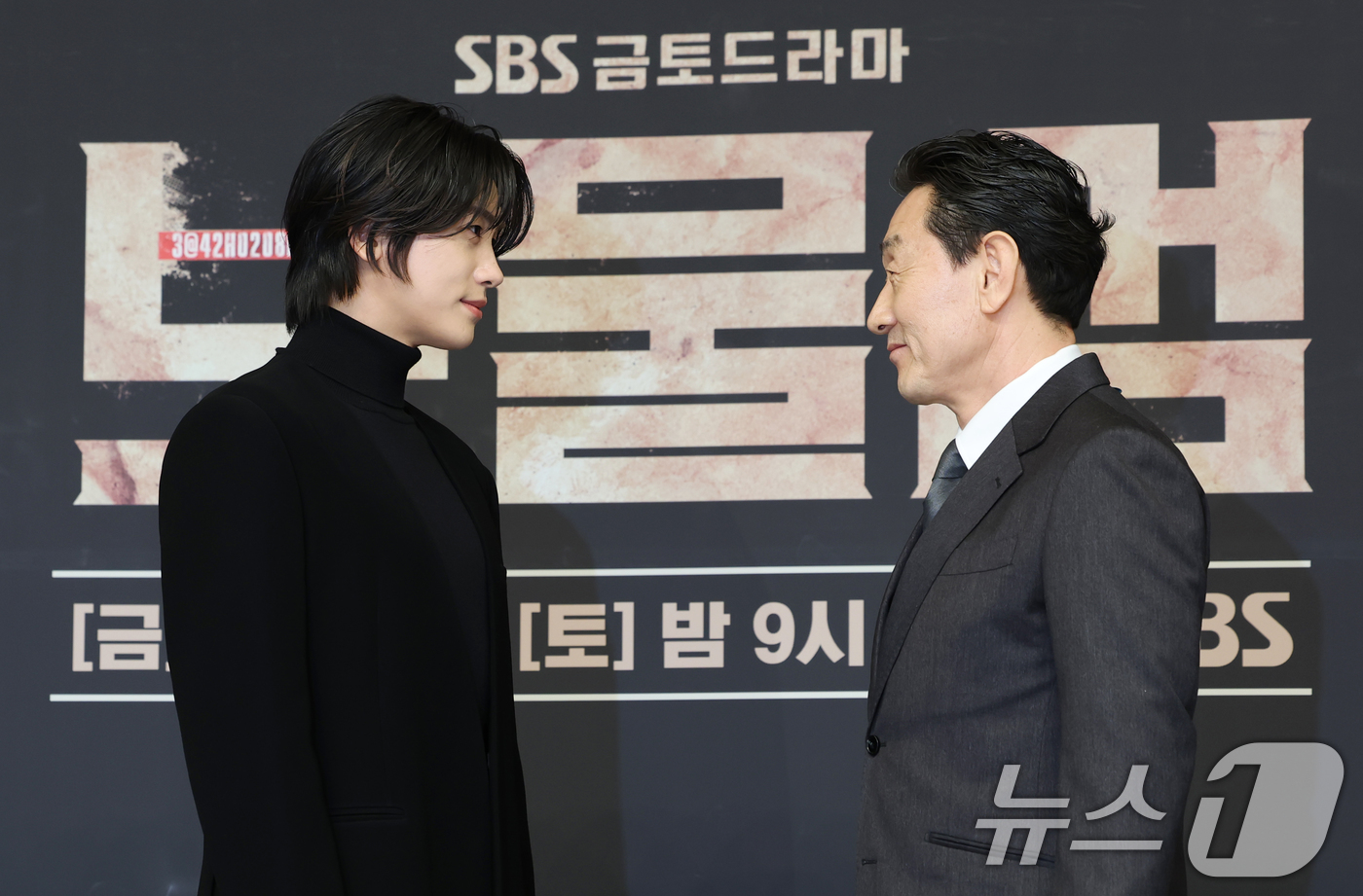 (서울=뉴스1) 권현진 기자 = 배우 박형식과 허준호(오른쪽)가 21일 오후 서울 양천구 목동 SBS에서 열린 SBS 새 금토드라마 '보물섬' 제작발표회 참석해 포즈를 취하고 있다 …