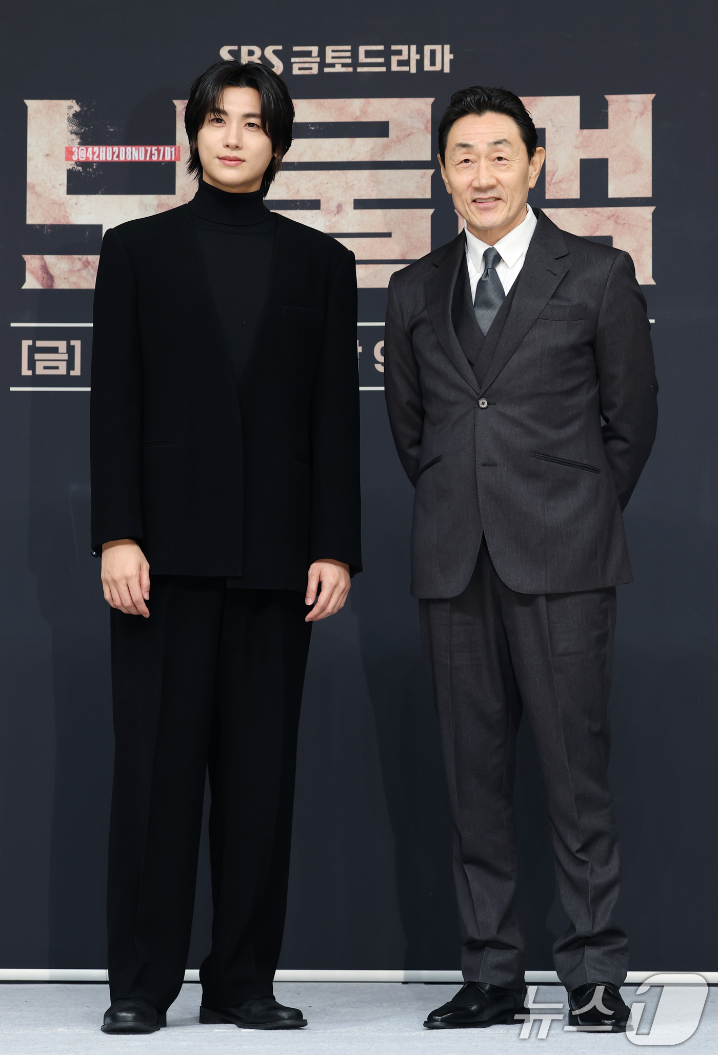 (서울=뉴스1) 권현진 기자 = 배우 박형식과 허준호(오른쪽)가 21일 오후 서울 양천구 목동 SBS에서 열린 SBS 새 금토드라마 '보물섬' 제작발표회 참석해 포즈를 취하고 있다 …