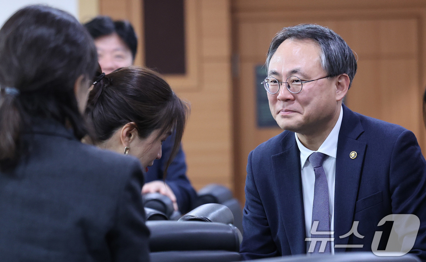 (서울=뉴스1) 박지혜 기자 = 고기동 행정안전부 장관 직무대행이 21일 서울 종로구 정부서울청사에서 열린 제2회 중앙지방정책 협의회에 앞서 참석자들과 인사를 나누고 있다.이날 회 …