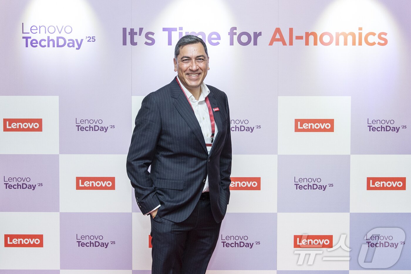 본문 이미지 - 수미르 바티아 레노버 인프라스트럭처설루션그룹&#40;ISG&#41; 아시아태평양 사장이 뉴스1과 인터뷰에서 포즈를 취하고 있다.