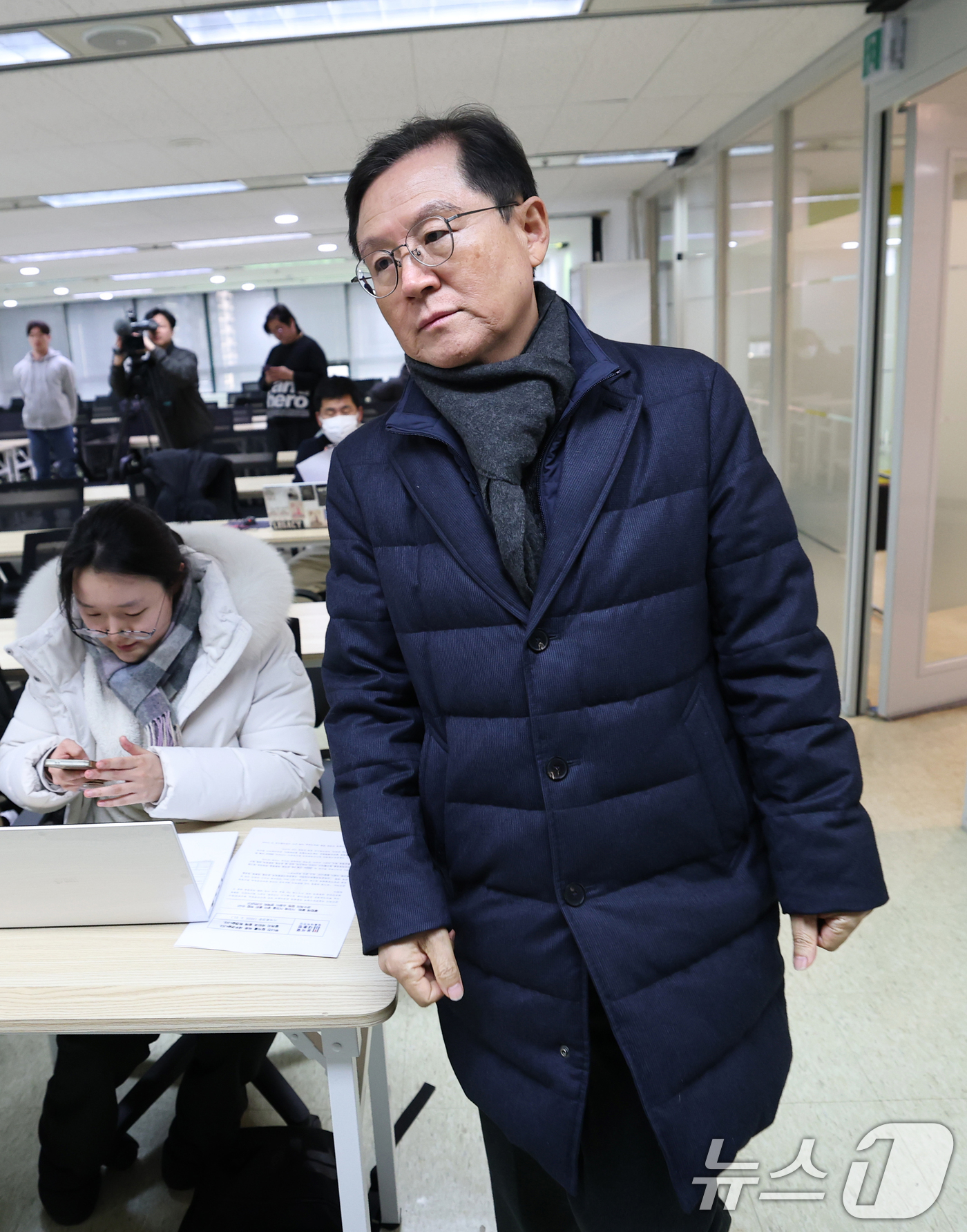 (서울=뉴스1) 오대일 기자 = 윤석열 대통령의 법률대리인인 윤갑근 변호사가 21일 오후 서울 서초구 스페이스쉐어 강남역센터에서 가진 긴급 기자회견에서 굳은 얼굴로 입장하고 있다. …