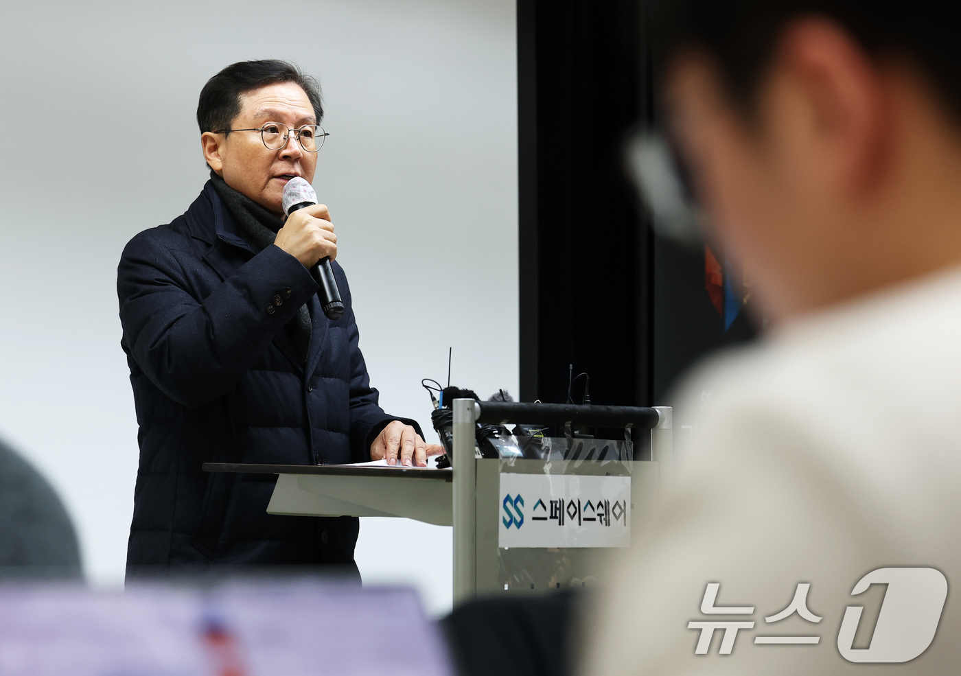 (서울=뉴스1) 오대일 기자 = 윤석열 대통령의 법률대리인인 윤갑근 변호사가 21일 오후 서울 서초구 스페이스쉐어 강남역센터에서 가진 긴급 기자회견에서 발언하고 있다.윤 대통령 측 …