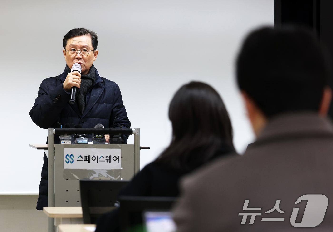 (서울=뉴스1) 오대일 기자 = 윤석열 대통령의 법률대리인인 윤갑근 변호사가 21일 오후 서울 서초구 스페이스쉐어 강남역센터에서 가진 긴급 기자회견에서 발언하고 있다.윤 대통령 측 …