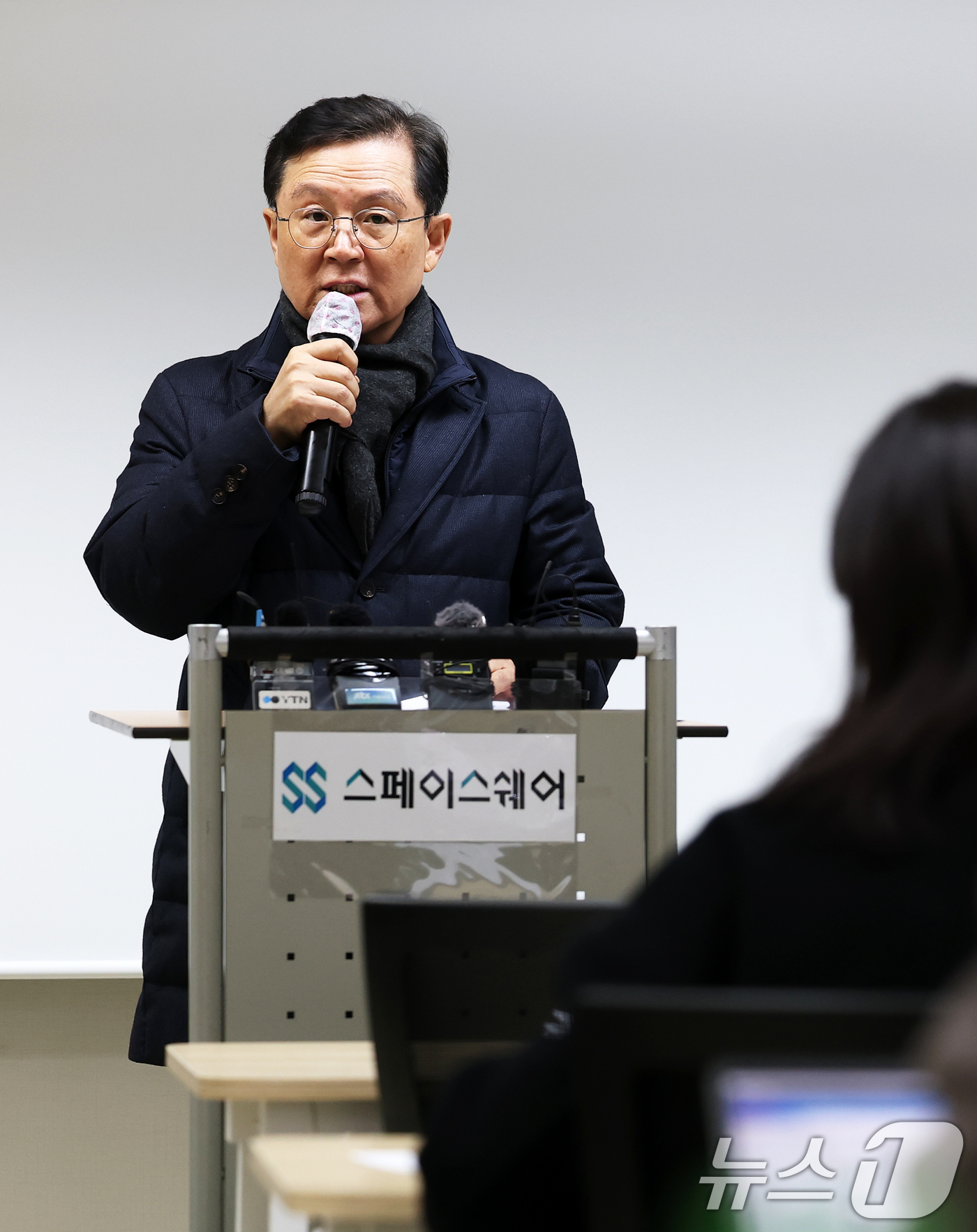 (서울=뉴스1) 오대일 기자 = 윤석열 대통령의 법률대리인인 윤갑근 변호사가 21일 오후 서울 서초구 스페이스쉐어 강남역센터에서 가진 긴급 기자회견에서 발언하고 있다.윤 대통령 측 …