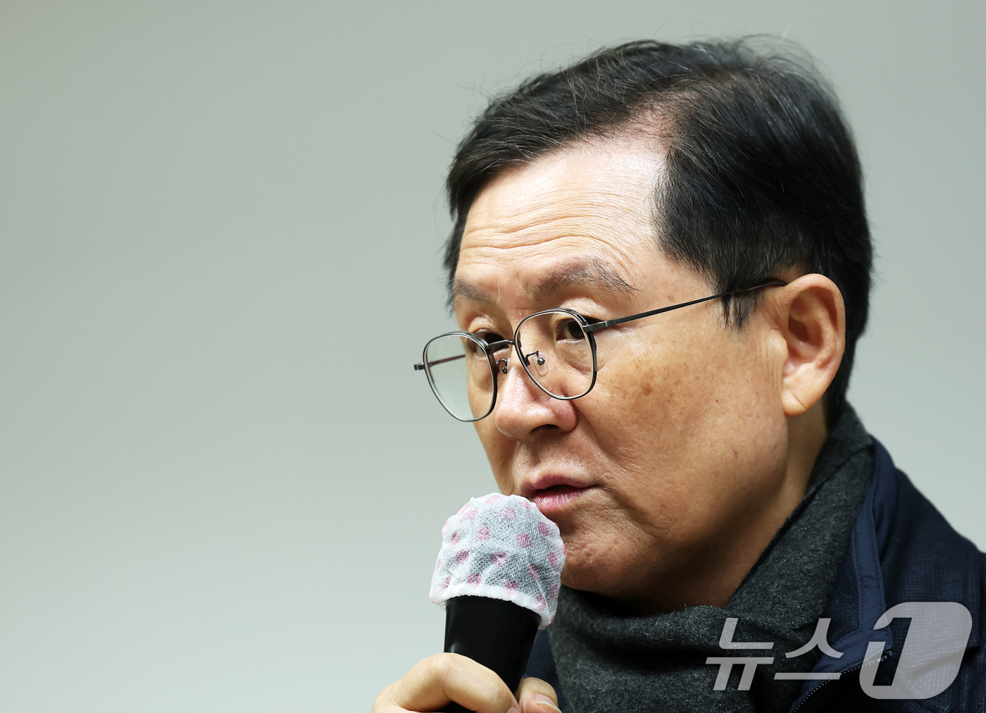 (서울=뉴스1) 오대일 기자 = 윤석열 대통령의 법률대리인인 윤갑근 변호사가 21일 오후 서울 서초구 스페이스쉐어 강남역센터에서 가진 긴급 기자회견에서 발언하고 있다.윤 대통령 측 …