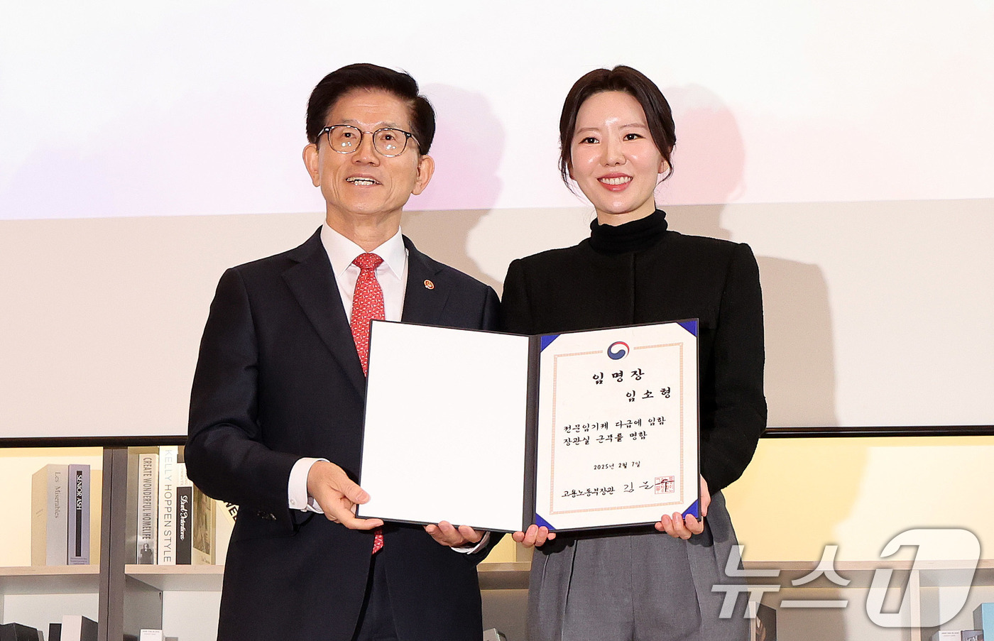 (서울=뉴스1) 박지혜 기자 = 김문수 고용노동부 장관이 21일 오후 서울 중구 커뮤니티하우스에서 열린 2030 자문단회의에 앞서 임소형 청년보좌역에게 임명장을 수여한 뒤 기념 촬 …