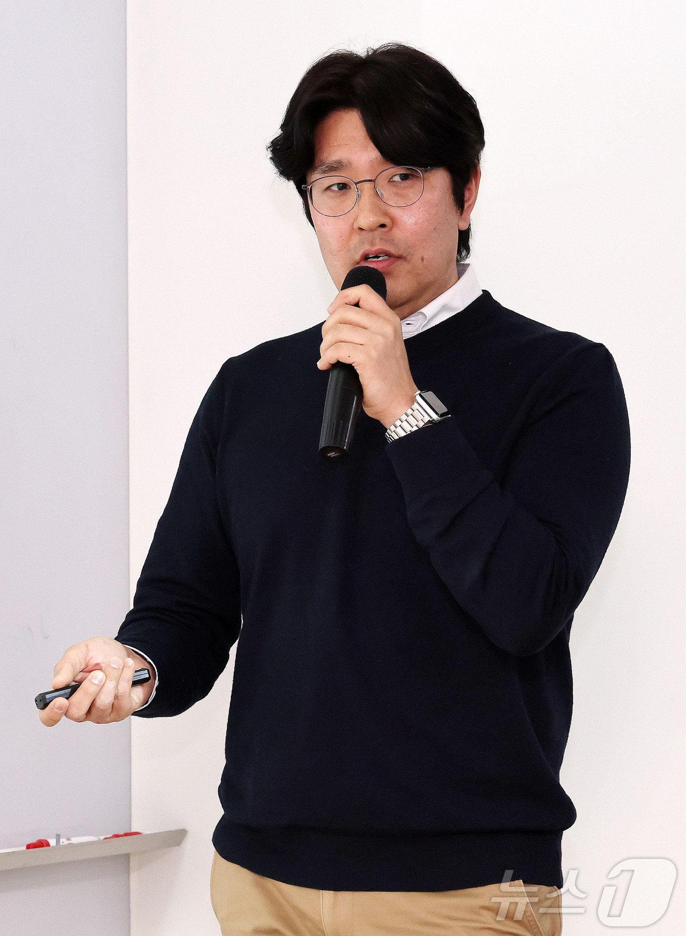 (성남=뉴스1) 박세연 기자 = 정우진 심플리스피어 대표가 21일 경기도 성남시 분당구 글로벌디지털혁신네트워크(GDIN)에서 열린 ‘반려동물 산업 육성 협의회 제10회 IR Day …