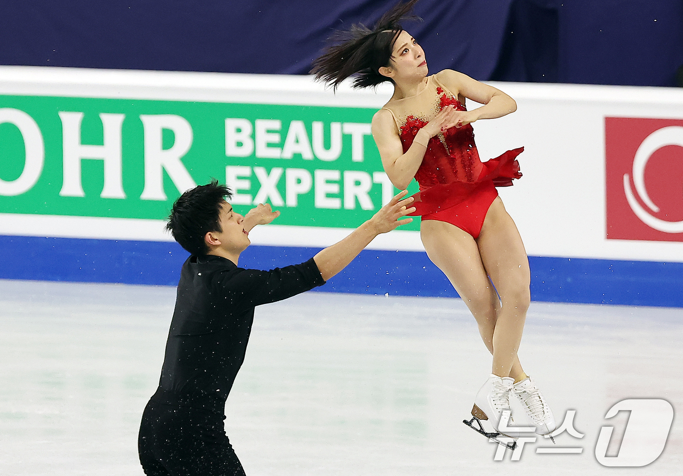 (서울=뉴스1) 김진환 기자 = 일본의 미우라 리쿠·키하라 류이치가 21일 오후 서울 양천구 목동 아이스링크에서 열린 2025 ISU 사대륙 피겨스케이팅 선수권대회 페어 프리스케이 …
