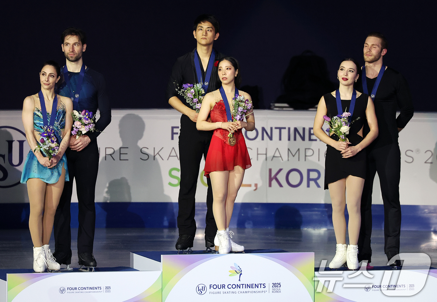 (서울=뉴스1) 김진환 기자 = 21일 오후 서울 양천구 목동 아이스링크에서 열린 2025 ISU 사대륙 피겨스케이팅 선수권대회 페어 부문 시상식에서 우승을 차지한 일본의 미우라 …