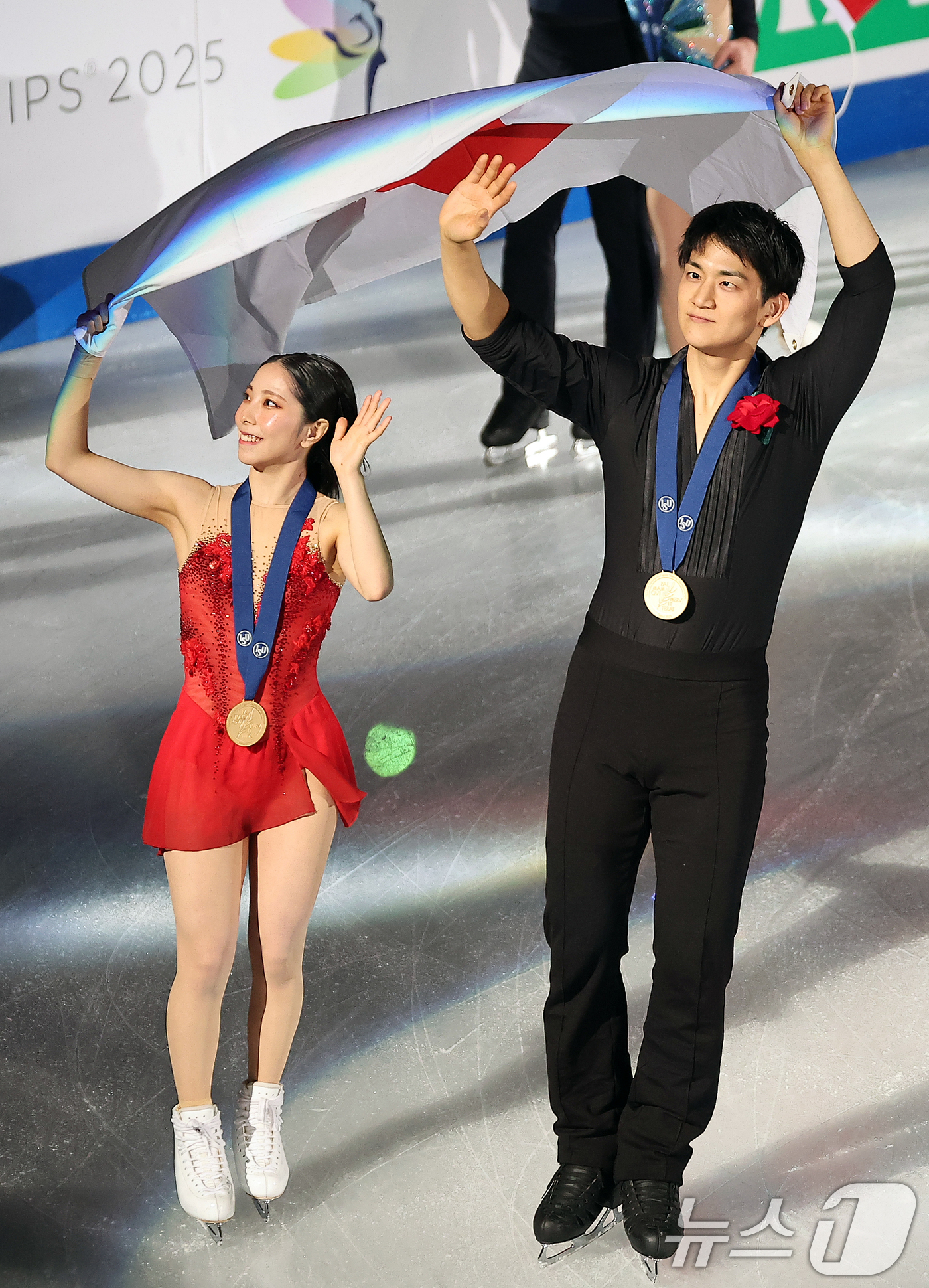 (서울=뉴스1) 김진환 기자 = 일본의 미우라 리쿠·키하라 류이치가 21일 오후 서울 양천구 목동 아이스링크에서 열린 2025 ISU 사대륙 피겨스케이팅 선수권대회 페어 프리스케이 …