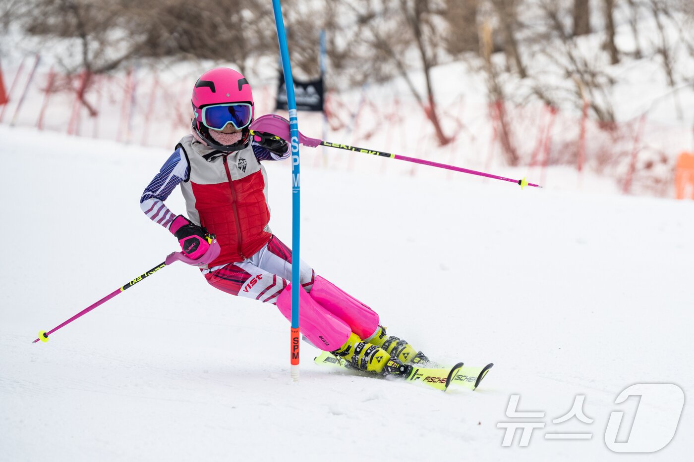 본문 이미지 - 스키알파인 여자부 12세 이하부 대회전에서 은메달을 딴 강래경/ 뉴스1 ⓒ News1