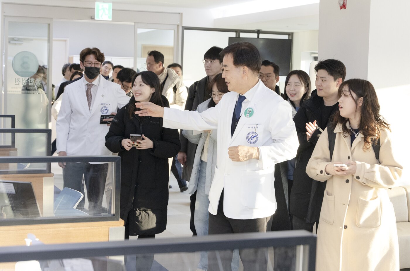 본문 이미지 - 창원한마음병원 시설 소개하는 하충식 의장.&#40;보건복지부 제공&#41;