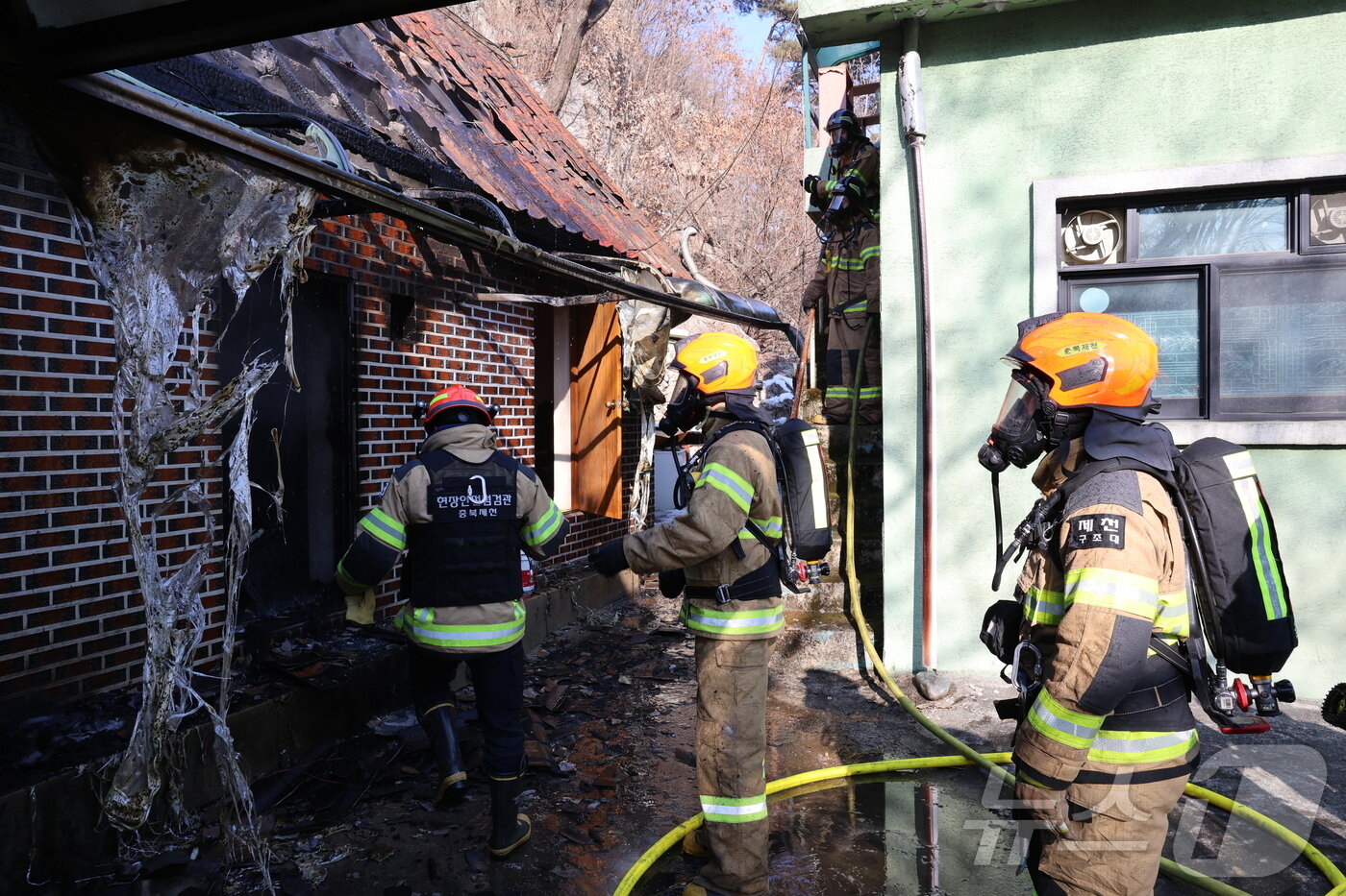 본문 이미지 - 제천 봉양읍 단독주택 불.(제천소방서 제공. 재판매 및 DB금지)/뉴스1 