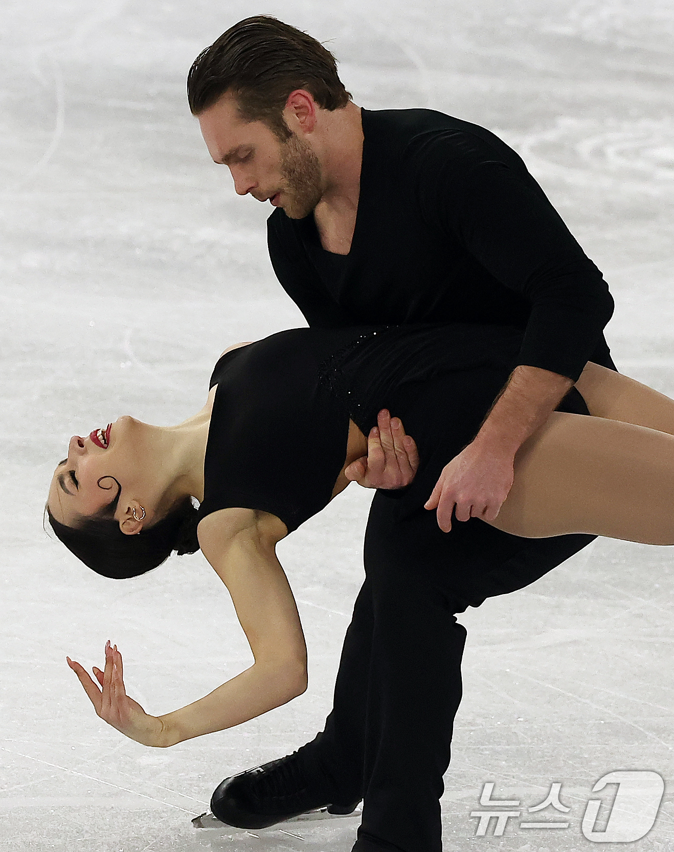 (서울=뉴스1) 김진환 기자 = 캐나다의 리아 페레이라·트렌트 미쇼가 21일 오후 서울 양천구 목동 아이스링크에서 열린 2025 ISU 사대륙 피겨스케이팅 선수권대회 페어 프리스케 …