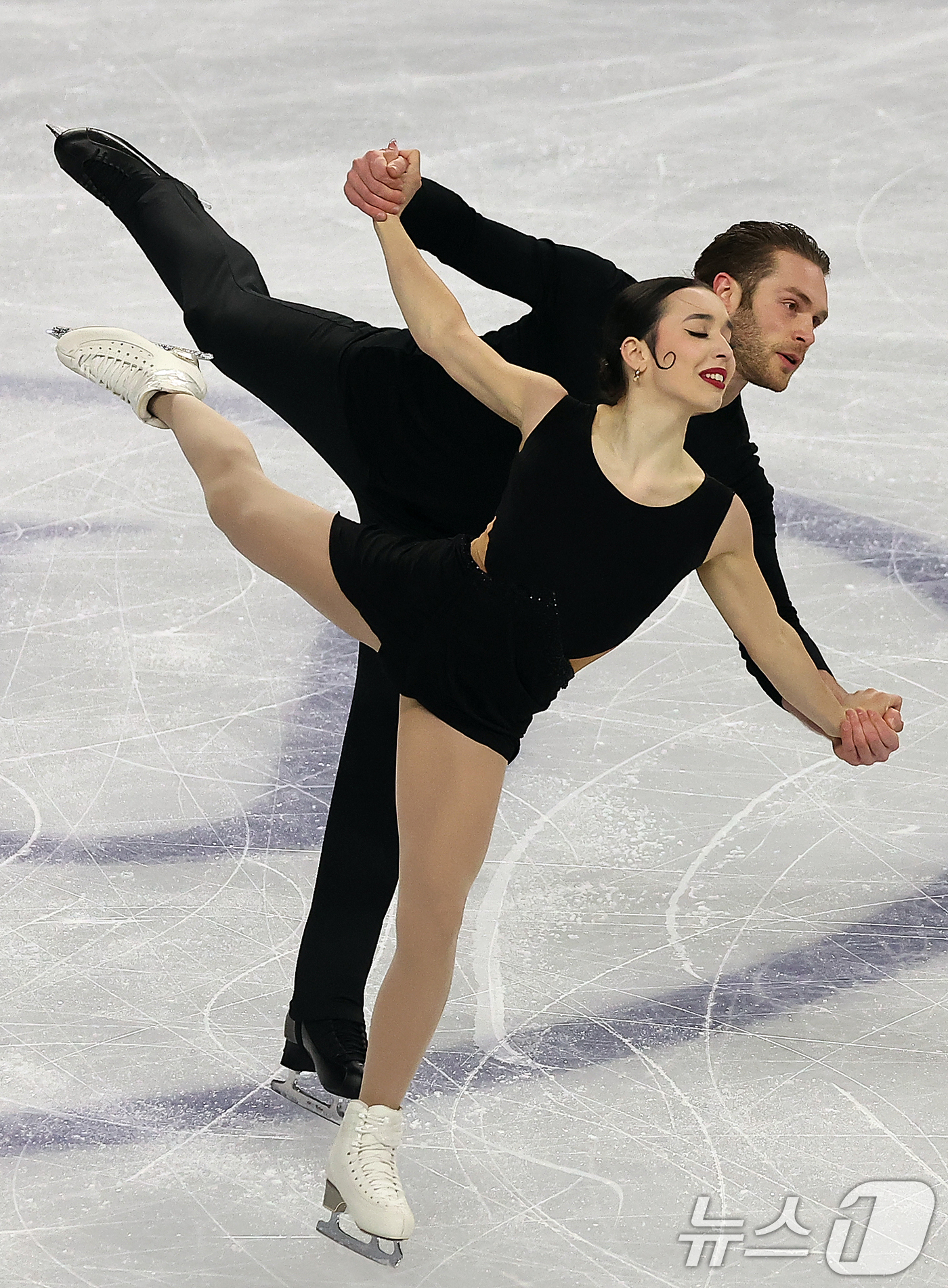 (서울=뉴스1) 김진환 기자 = 캐나다의 리아 페레이라·트렌트 미쇼가 21일 오후 서울 양천구 목동 아이스링크에서 열린 2025 ISU 사대륙 피겨스케이팅 선수권대회 페어 프리스케 …