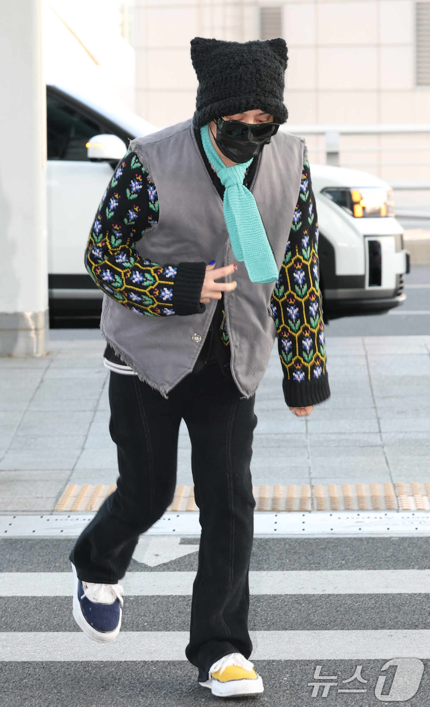 (인천공항=뉴스1) 권현진 기자 = 빅뱅의 지드래곤이 해외 일정을 위해 21일 인천국제공항 1터미널에 도착해 태국으로 출국하고 있다. 2025.2.21/뉴스1