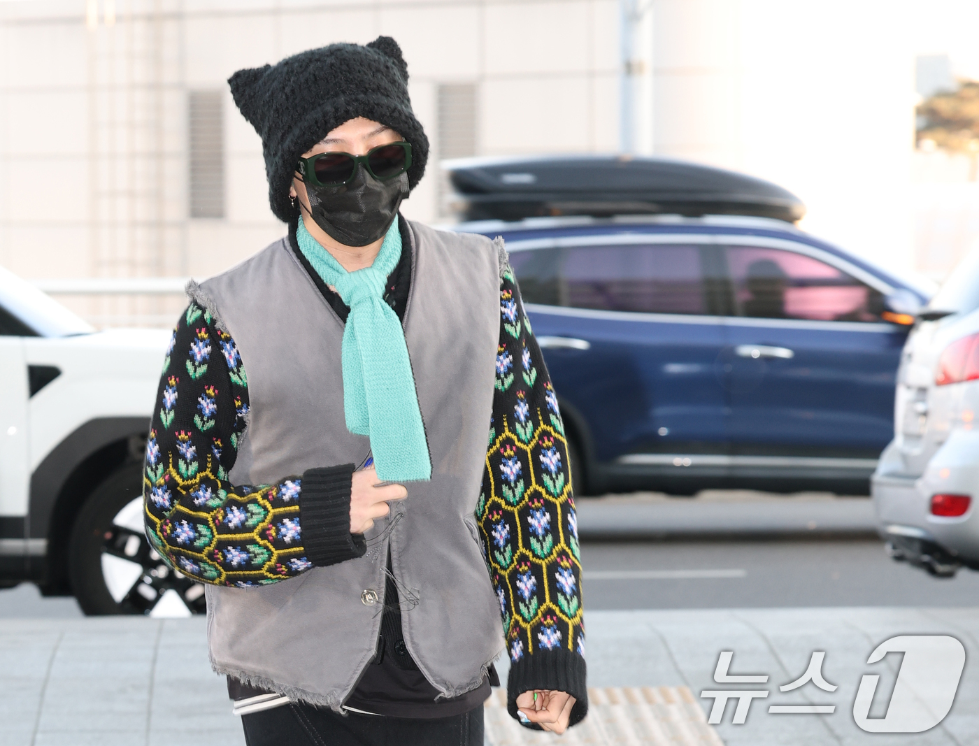 (인천공항=뉴스1) 권현진 기자 = 빅뱅의 지드래곤이 해외 일정을 위해 21일 인천국제공항 1터미널에 도착해 태국으로 출국하고 있다. 2025.2.21/뉴스1