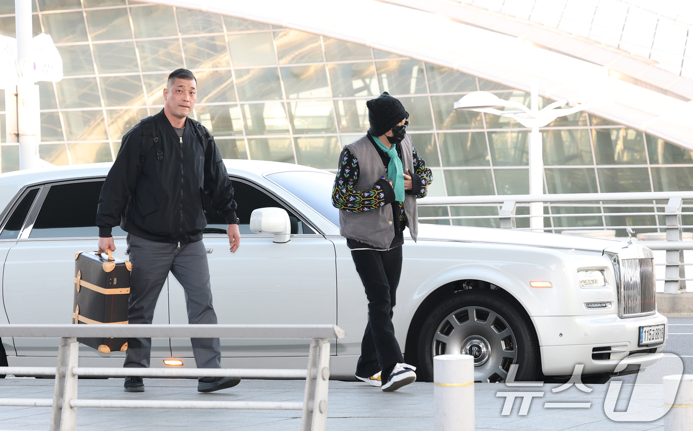 (인천공항=뉴스1) 권현진 기자 = 빅뱅의 지드래곤이 해외 일정을 위해 21일 인천국제공항 1터미널에 도착해 차에서 내린 뒤 이동하고 있다. 2025.2.21/뉴스1