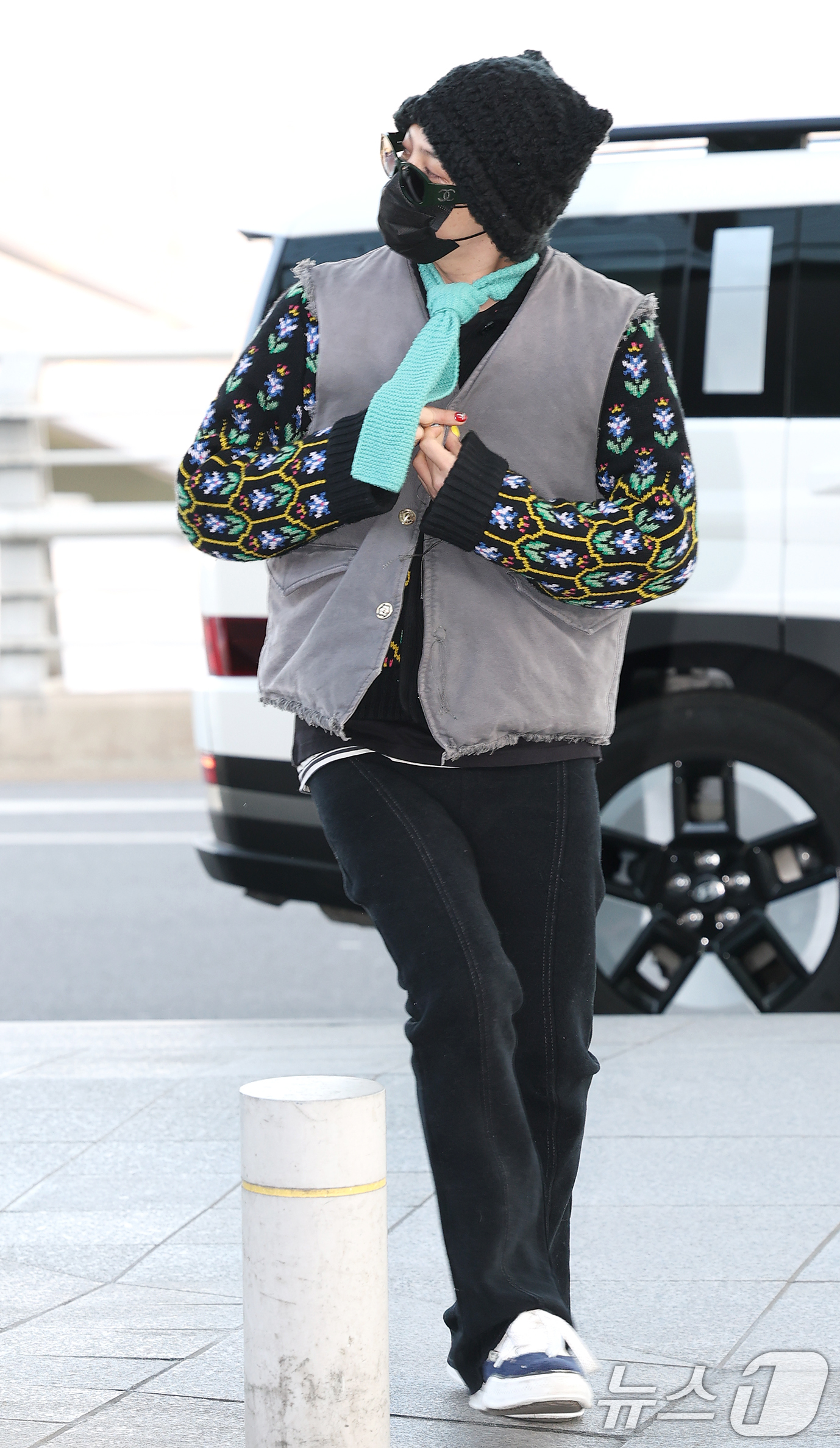 (인천공항=뉴스1) 권현진 기자 = 빅뱅의 지드래곤이 해외 일정을 위해 21일 인천국제공항 1터미널에 도착해 태국으로 출국하고 있다. 2025.2.21/뉴스1