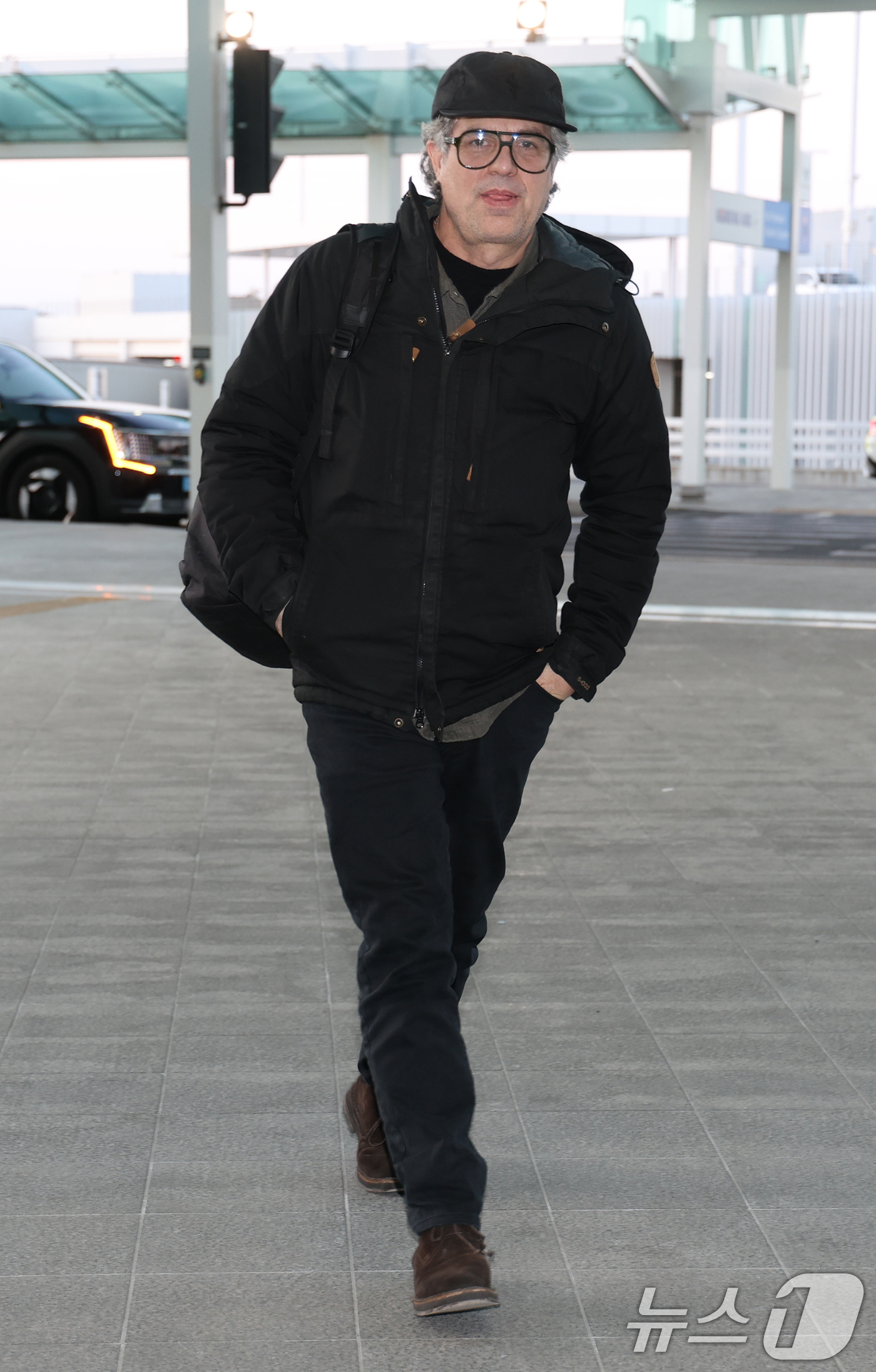 (인천공항=뉴스1) 권현진 기자 = 배우 마크 러팔로가 ‘미키17’ 홍보 일정을 마치고 21일 인천국제공항을 통해 미국 뉴욕으로 출국하고 있다. 2025.2.21/뉴스1