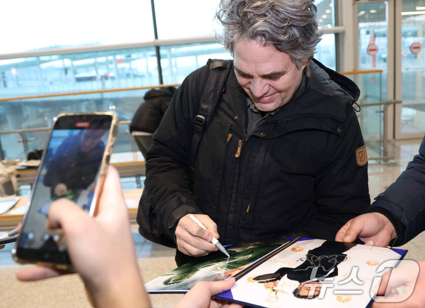 (인천공항=뉴스1) 권현진 기자 = 배우 마크 러팔로가 ‘미키17’ 홍보 일정을 마치고 21일 인천국제공항을 통해 미국 뉴욕으로 출국하기 전 팬에게 사인을 해 주고 있다. 2025 …
