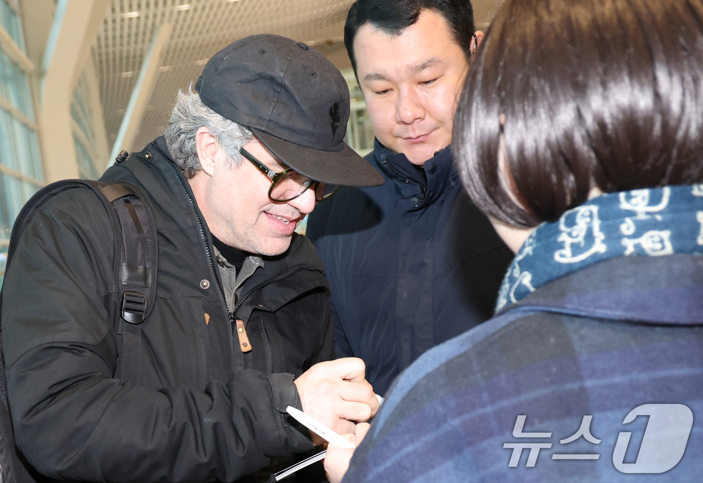 (인천공항=뉴스1) 권현진 기자 = 배우 마크 러팔로가 ‘미키17’ 홍보 일정을 마치고 21일 인천국제공항을 통해 미국 뉴욕으로 출국하기 전 팬에게 사인을 해 주고 있다. 2025 …