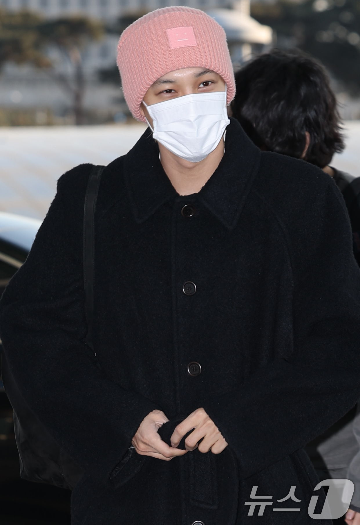 (인천공항=뉴스1) 권현진 기자 = 엑소(EXO) 멤버 카이(Kai)가 해외 일정을 위해 21일 인천국제공항 제1여객터미널을 통해 태국 방콕으로 출국하고 있다. 2025.2.21/ …