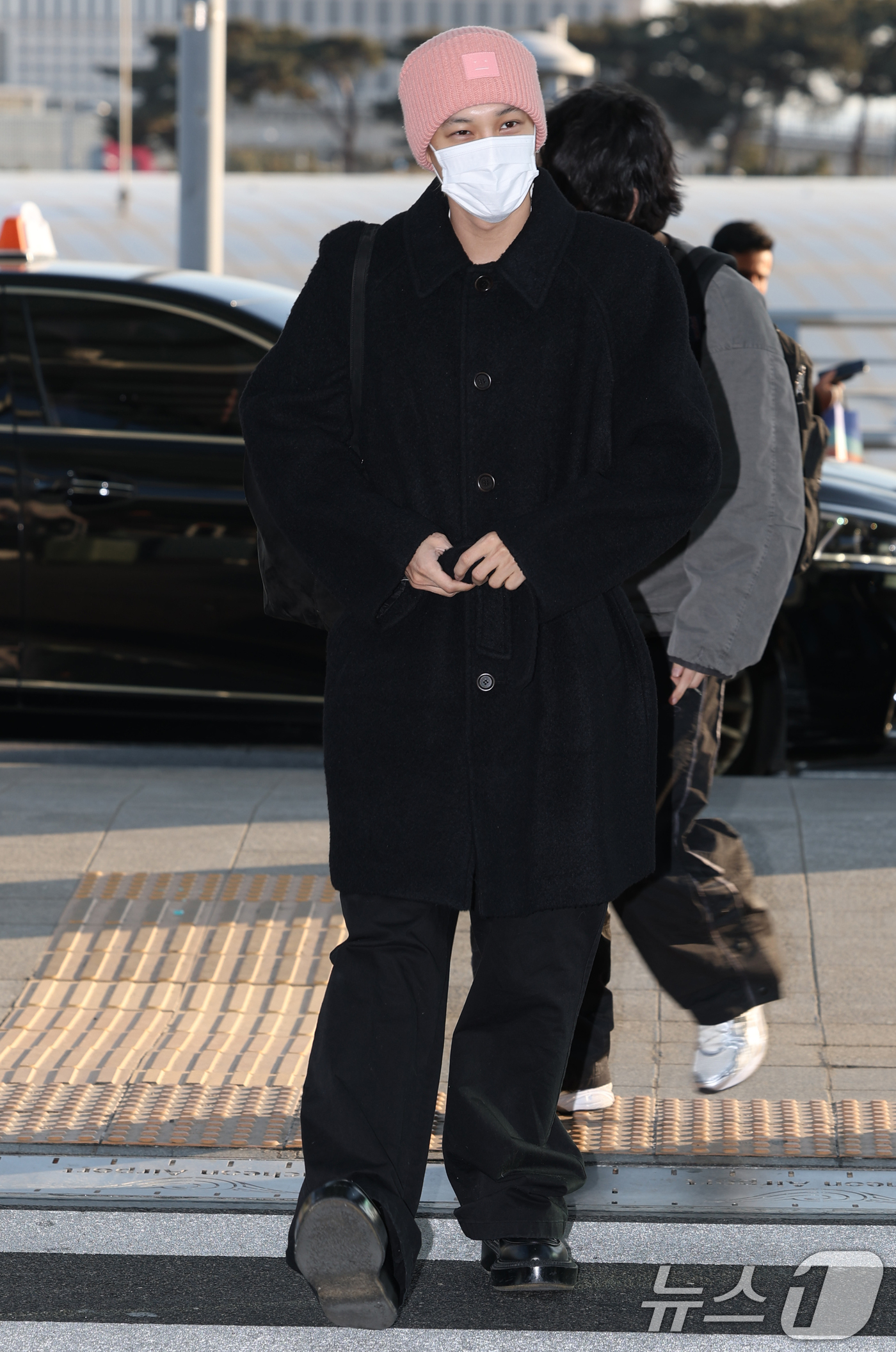 (인천공항=뉴스1) 권현진 기자 = 엑소(EXO) 멤버 카이(Kai)가 해외 일정을 위해 21일 인천국제공항 제1여객터미널을 통해 태국 방콕으로 출국하고 있다. 2025.2.21/ …