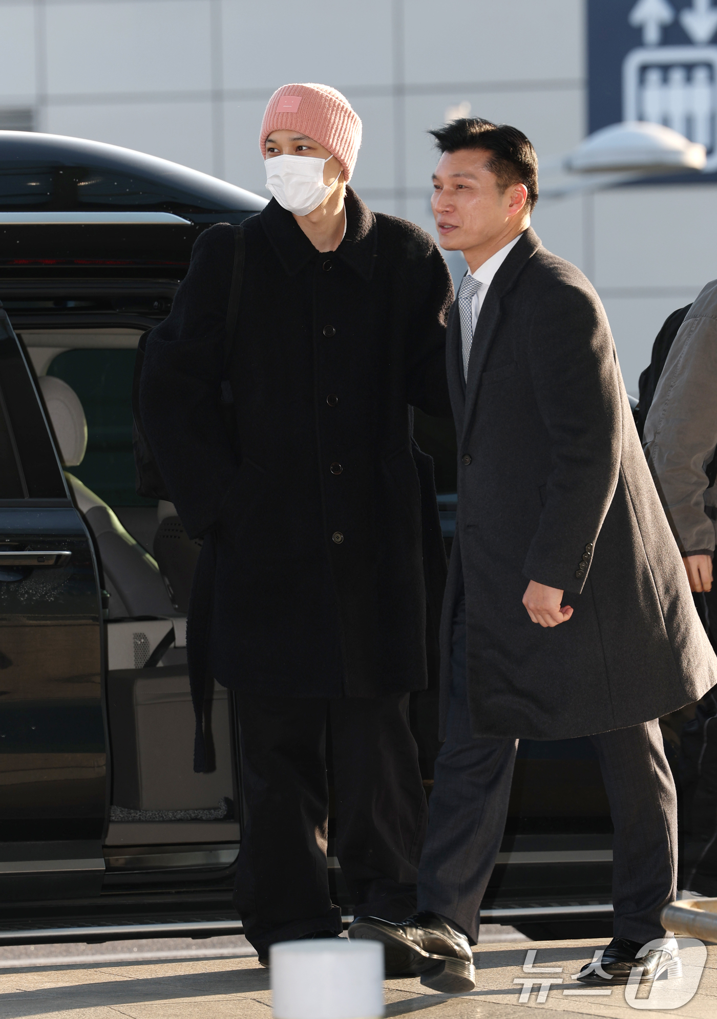 (인천공항=뉴스1) 권현진 기자 = 엑소(EXO) 멤버 카이(Kai)가 해외 일정을 위해 21일 인천국제공항 제1여객터미널을 통해 태국 방콕으로 출국하고 있다. 2025.2.21/ …