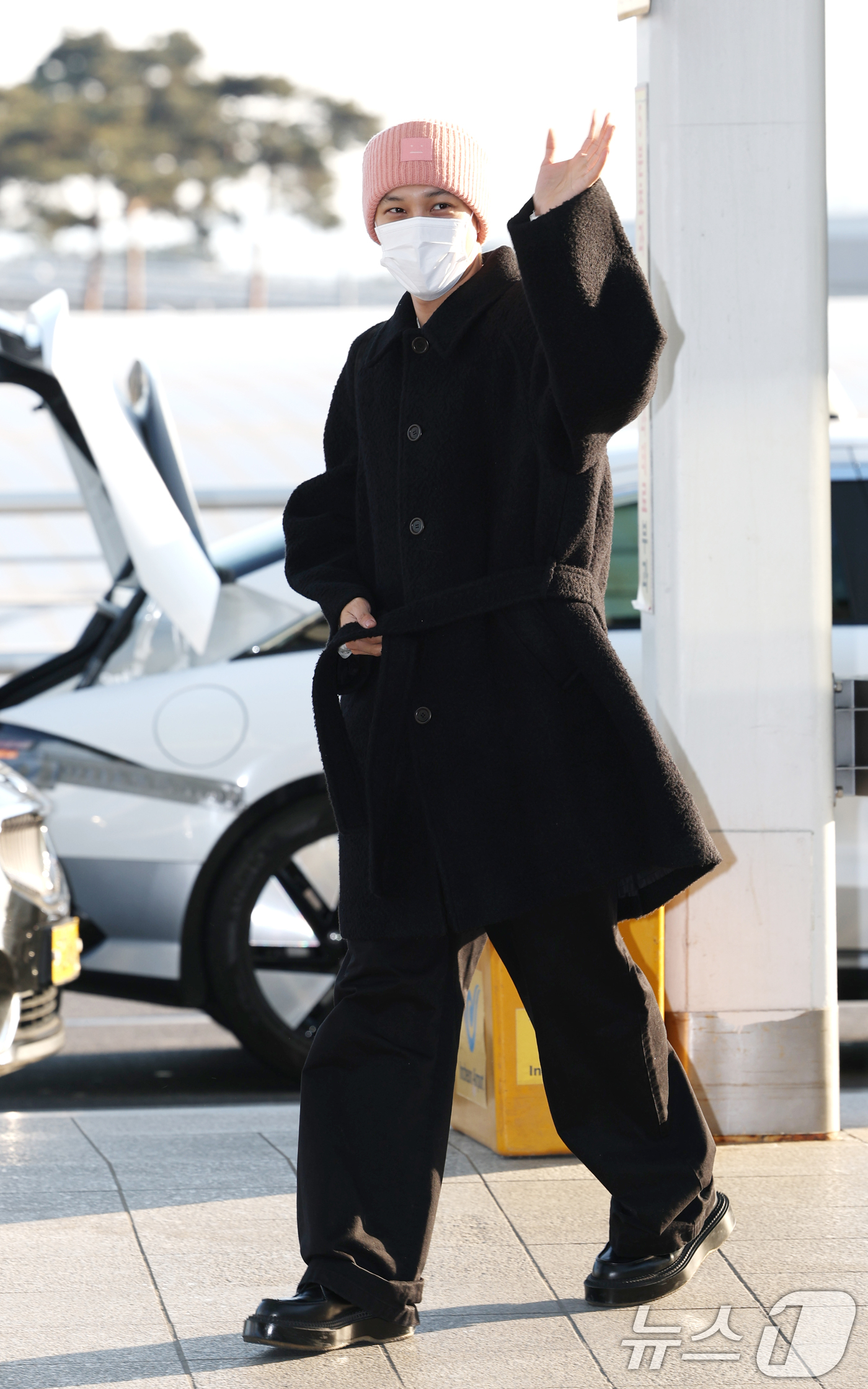 (인천공항=뉴스1) 권현진 기자 = 엑소(EXO) 멤버 카이(Kai)가 해외 일정을 위해 21일 인천국제공항 제1여객터미널을 통해 태국 방콕으로 출국하고 있다. 2025.2.21/ …